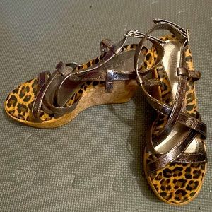 Strap-back Cathy Jean wedges